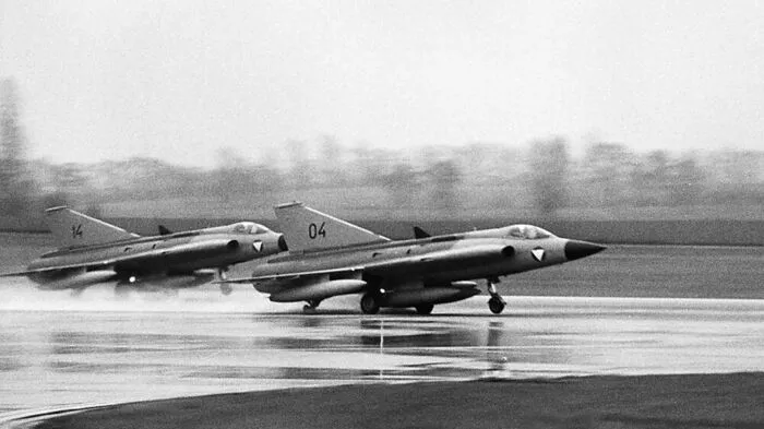 Im Jahr 1985 kaufte Österreich der schwedischen Armee 24 gebrauchte und modernisierte Abfangjänger vom Typ Saab Draken ab. Im Jänner 1988 landeten die ersten Jets in Wien.