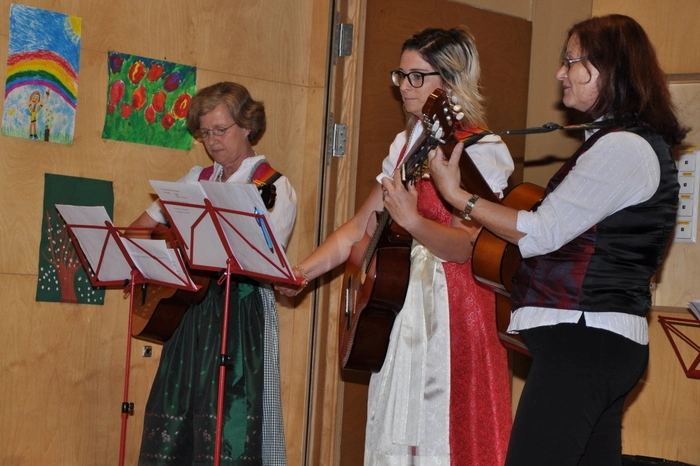 Für Begeisterung sorgte auch der Schulchor, den Daniela Stoxreiter leitet.