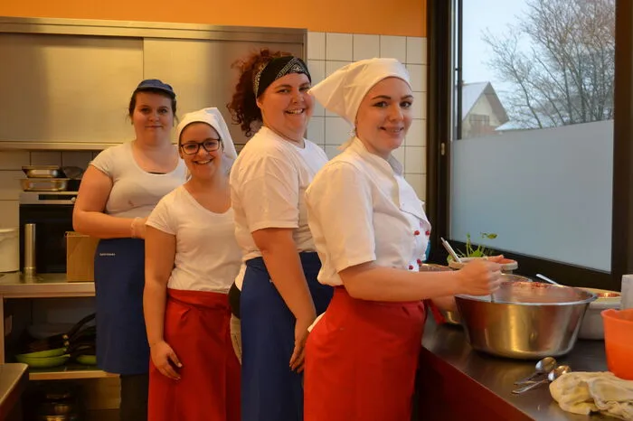 ...während die zweite Gruppe mit der Firma "Avana" Suppen, Fruchtmolken und Smoothies herstellt und verkauft.