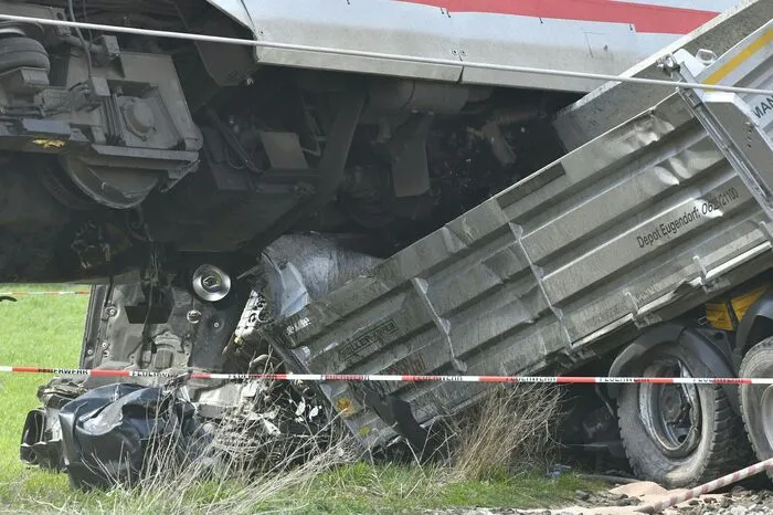 Unter den Schwerverletzten war auch der Fahrer des von dem Zug erfassten Lkw sowie ein Passagier.