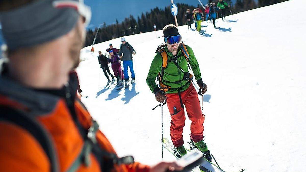 Wenn auf der Skipiste gegangen wird, dann am Pistenrand, um Kollisionen zu vermeiden