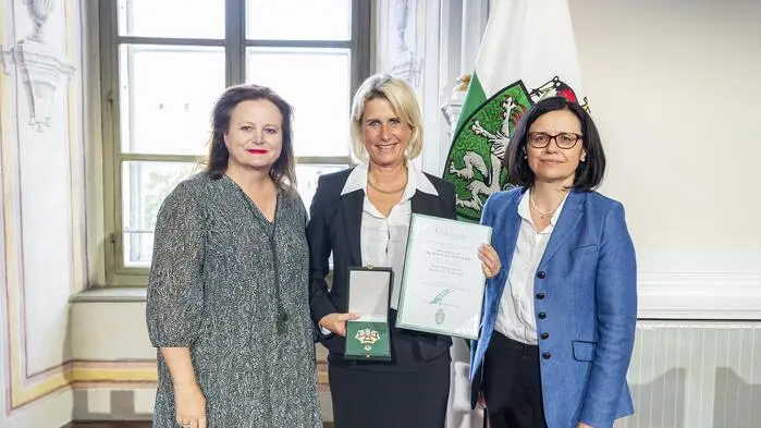 Gestalterin aus Leidenschaft, Anwältin der Natur und Vorkämpferin für Frauen: Großes Ehrenzeichen für Isabella Kaltenegger (Mitte)