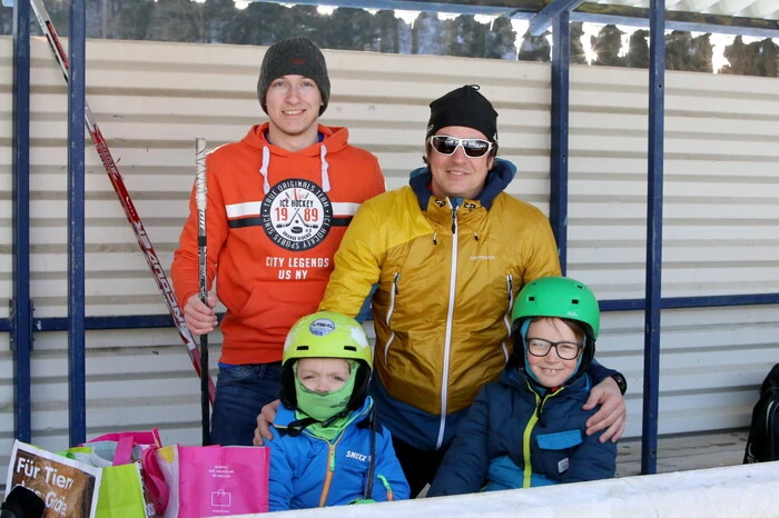Auch am Sonntag nutzen besonders Familien das prachtvolle Winterwetter für einen Ausflug.