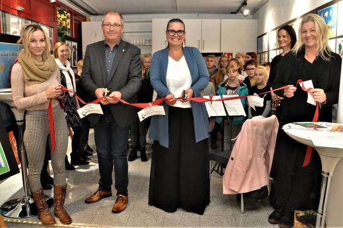 Bürgermeister Bernd Osprian, Denise Schiffrer-Barac und Magdalena Zimmerl (beide Kinder- und Jugendanwaltschaft) sowie die Künstlerinnen Daniela Gaich (Feenart) und Renate Brandstätter haben die Schau eröffnet