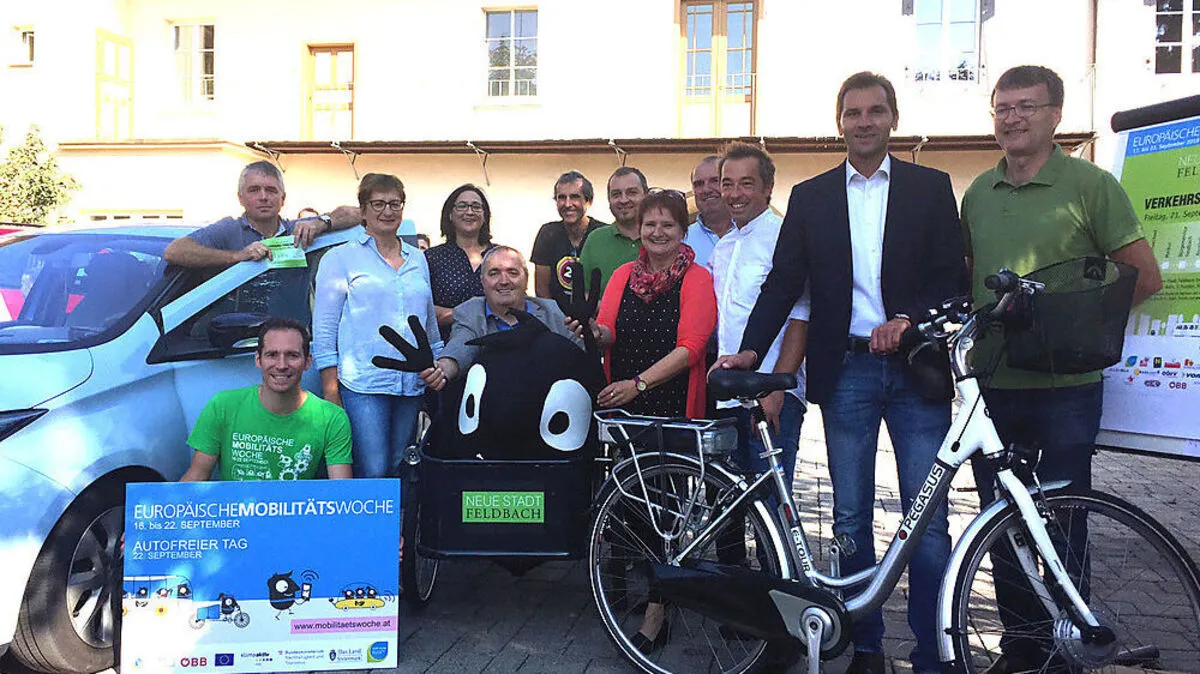 Edgar, das Madskottchen der Mobilitätswoche, mit Teilnehmern und Organisatoren der Verkehrsmittel-Vergleichsfahrt in Feldbach