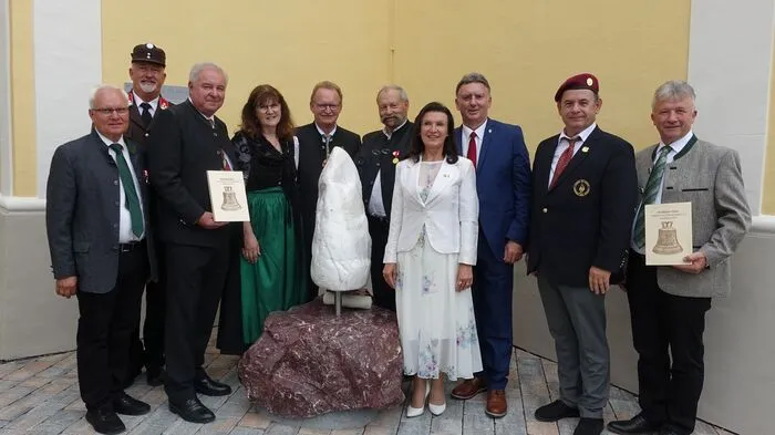 Fast zwei Jahre lang wurde die Veranstaltung vom Kirchenausschuss in Schölbing vorbereitet, was ihr zu einem großen Erfolg verhalf. Die Kosten für das Friedensprojekt beliefen sich auf 50.000 Euro und über 700 freiwillige Arbeitsstunden wurden dafür aufgebracht.