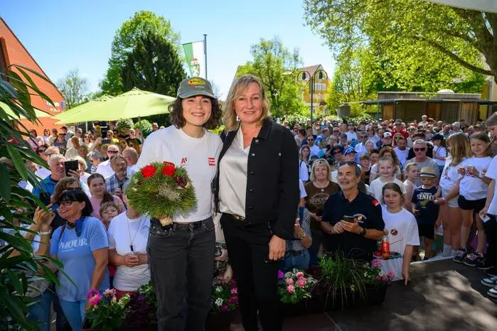 Die steirische Skiklub-Präsidentin Renate Götschl freute sich mit Julia.