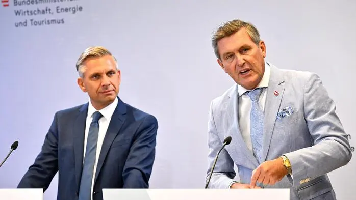 Wirtschaftsminister Wolfgang Hattmannsdorfer (ÖVP) und Infrastrukturminister Peter Hanke (SPÖ)