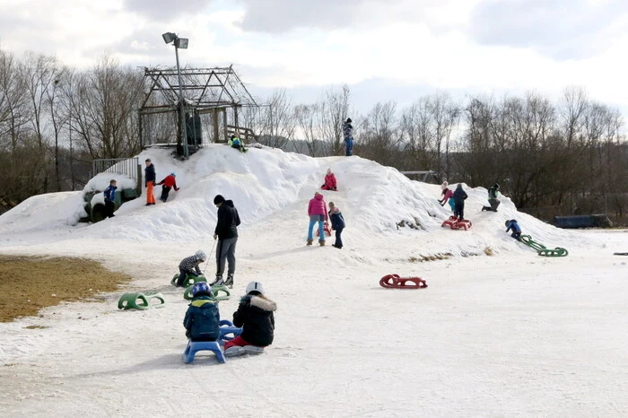 Und am eigens mit einer Schneelanze geschaffenen Schneeberg besteht für die Kleinen die Möglichkeit, mit dem Schlitten herunter zu düsen.