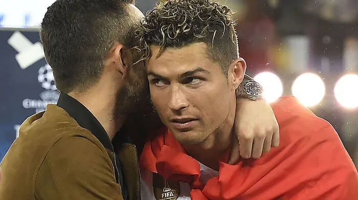 Was wird im Hintergrund bei Cristiano Ronaldo geflüstert?