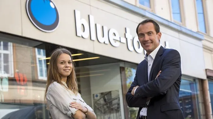 Blue Tomato setzt auf WIFI: Supply Chain Coordinator Magdalena Tuppinger mit WIFI-Key Account Manager David Schütze
