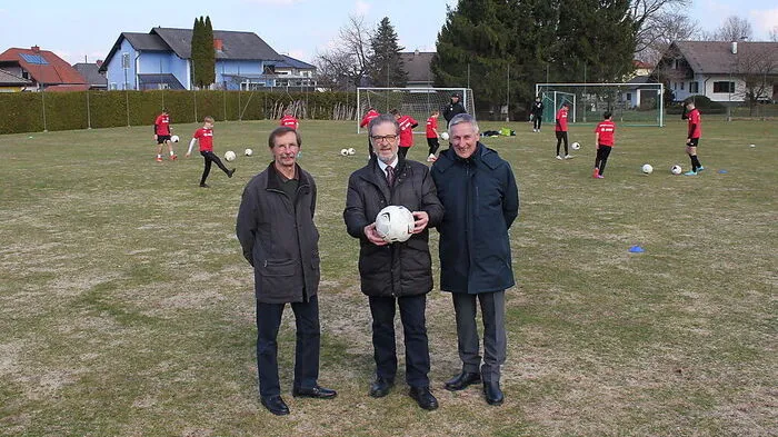 LAZ-Leiter Franz Stradner, Bürgermeister Engelbert Huber und Wolfgang Maier (STFV) am Platz des LAZ Mooskirchen
