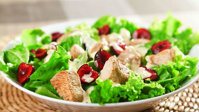 Knackig: Salat mit Kirschen