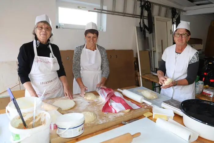 Besonders beliebt waren die Topfen- und Nussflecken, eine alte Bauernspezialität, die von einer Frauengruppe frisch zubereitet wurden