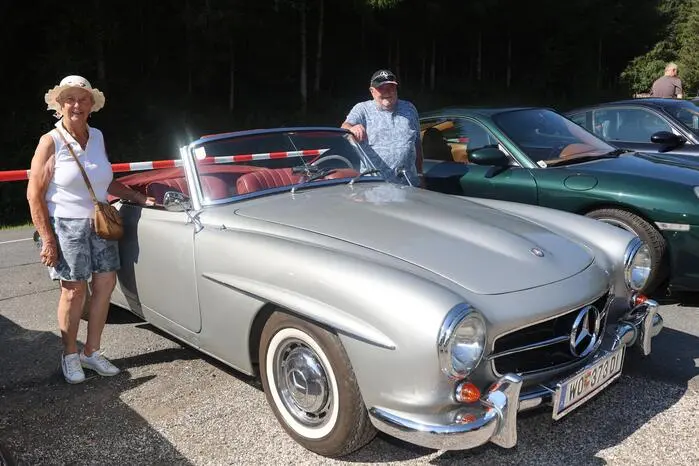 Bei den aufpolierten Boliden älteren Semesters spannte sich der breite Bogen quer durch alle Marken und Fahrzeugtypen von ratternden Traktoren über Motorräder bis hin zu einem Mercedes 190 SL Baujahr 1960 von Adolf Eberwein aus Reisberg bei Wolfsberg.

