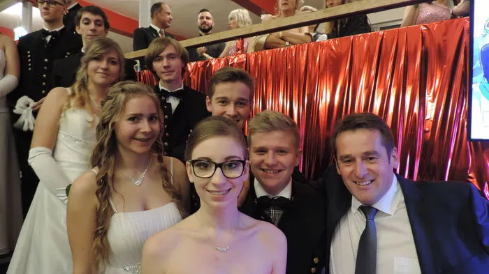 Die Maturanten der HTL Leoben begrüßen beim Eingang ihre Gäste.