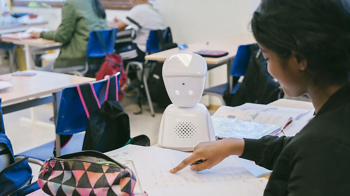 Der AV1-Roboter bei einer Gruppenarbeit in der Klasse