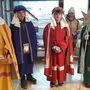 Sternsinger Peter, Leon, Philip und Roman mit Begleiterin Beatrice Strohmaier. (Für das Foto haben sie ganz kurz die FFP2-Maske abgenommen)