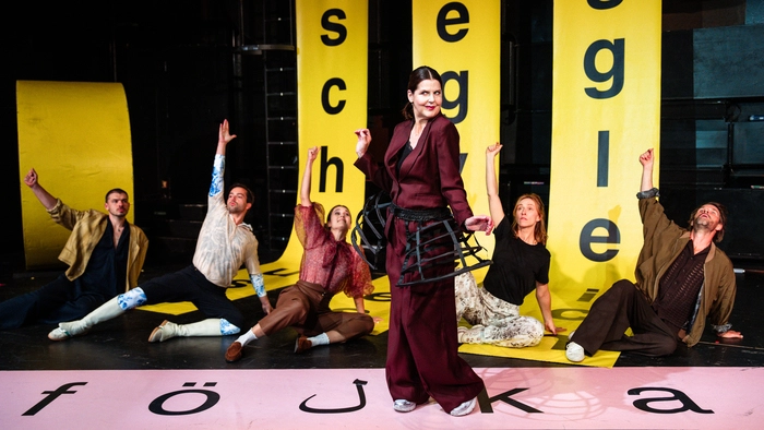 Das Ensemble im Schauraum des Grazer Schauspielhaus