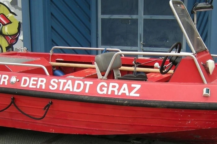 . . . das Einsatzboot TC 500 waren zu haben. Und gingen um je 3400 Euro an Privatpersonen.