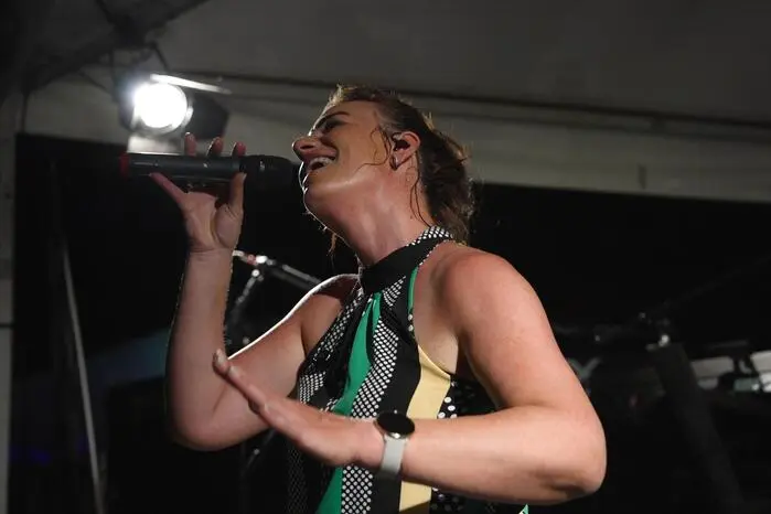 Für die Musik im Freien sorgte die Band „Steiraseitn“. Mit ihrer energiegeladenen Livemusik trafen die Musiker genau den Nerv des Publikums. Von zünftigen Klängen bis hin zu modernen Party-Hits war für jeden Geschmack etwas dabei, sodass die Tanzfläche aus allen Nähten platzte.