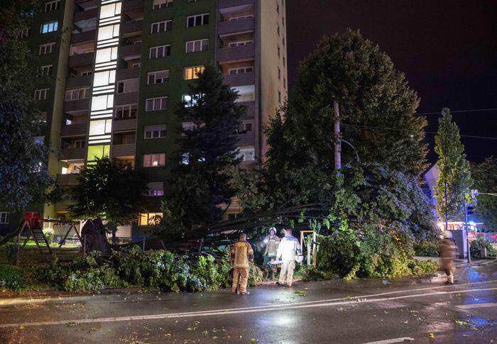 Bereits vor Mitternacht war ein Unwetter mit Sturmböen über die Landeshauptstadt Innsbruck hereingebrochen