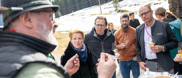 Jeremias Riezler aus dem Kleinwalsertal erklärt sich hochkarätigen Gästen wie Birgit und Heinz Reitbauer, Manuel Weißenböck oder Mathias Schattleitner.