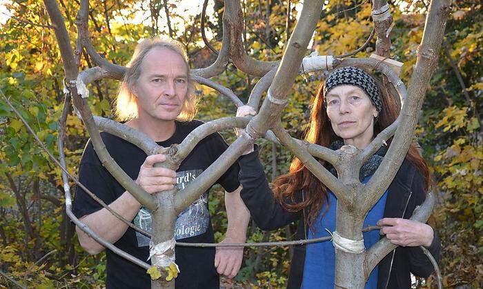 Renate und Bernhard Schmid bringen die Bäume in Form...