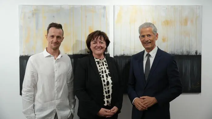 Dave Gomig (links) bei der Ausstellungseröffnung im Mai