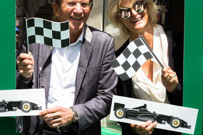 Drei glückliche Gewinner der Verlosung freuten sich über Spielberg-Tickets, die ihnen ihr „Glücksengerl“ Franco Foda überreichte. Bei der Gelegenheit bekam er von Hans Schullin ein im Hause entworfenes "Power"-Armband, das schon Ralf Schumacher, Franz Klammer, Thomas Morgenstern und Gerhard Berger Kraft und Glück brachte.