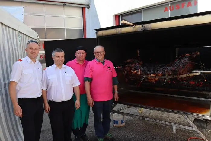 Die knusprige Grillsau war der kulinarische Mittelpunkt des Festes.