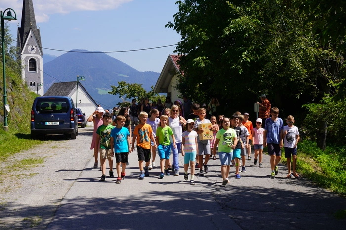 48 Kinder gehen in die Volksschule Berg, 30 haben sich die Zeit genommen, um die Eröffnung "ihrer" Projektarbeiten zu feiern.