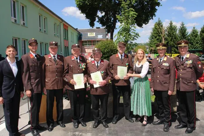Im Rahmen des Festaktes wurden auch langjährige Mitglieder für ihre Verdienste geehrt und zwei Angelobungen vorgenommen. Beim anschließenden Frühschoppen mit den Hafendorfern und Ligist 3 fand der Festtag einen gemütlichen, kameradschaftlichen Ausklang. 
