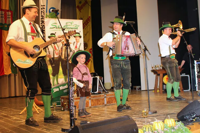 Nach den erlösenden Worten „Ozapft is´“ bekam jeder Gast in den Stadtsälen ein Freibier von der Brauerei Murauer. Weiter ging es mit zünftiger Musik vom Schneiderwirt Trio mit Schwung, Witz und Humor.