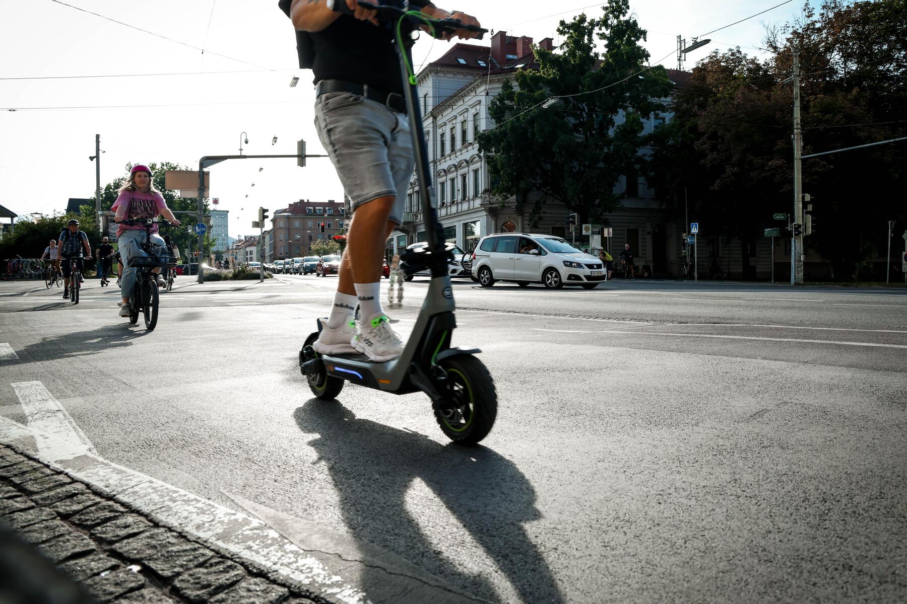 Auf Parkplatz: Auto im Rückwärtsgang erfasste Grazer auf E-Scooter