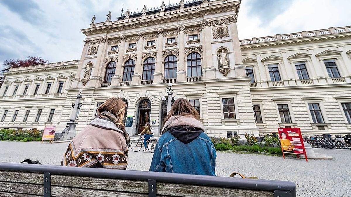 Anfang Juni vor der Grazer Hauptuni: Reger Betrieb herrscht noch keiner, im Herbst will man wieder im Präsenzmodus durchstarten