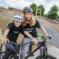 Sara Scholz und Philipp Mischkulnig testen den Pumptrack
