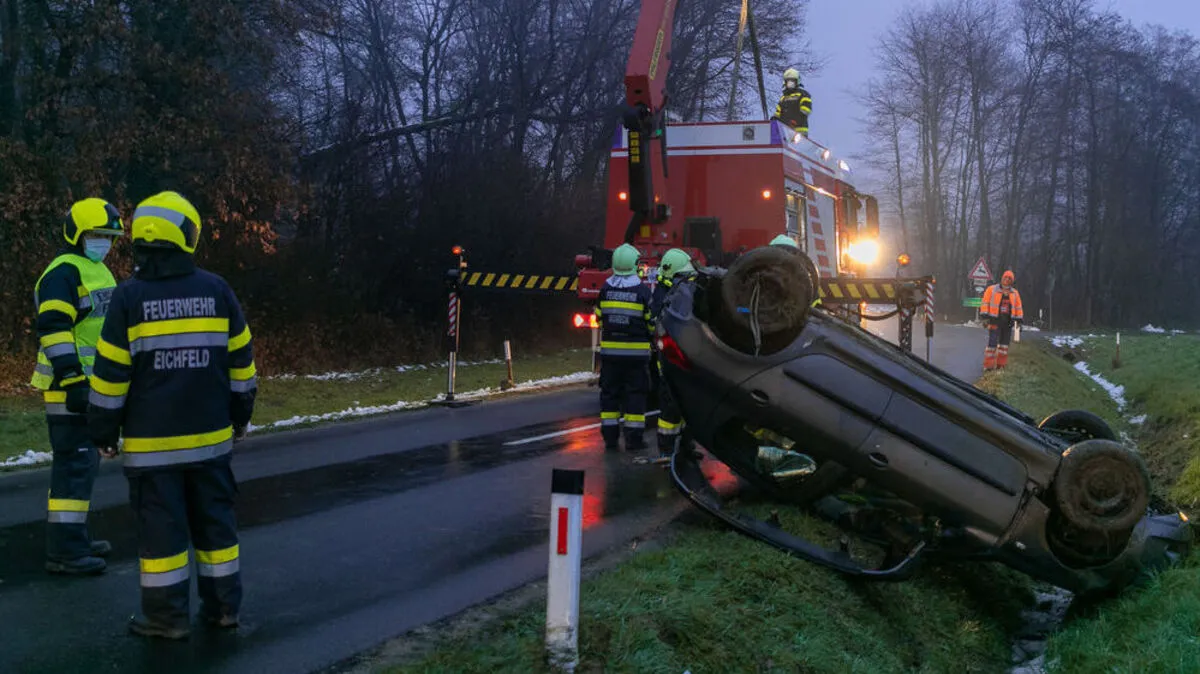 Die Feuerwehren Gosdorf, Mureck und Eichfeld bargen das Auto