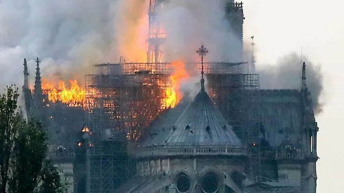 Das Feuer in der Kathedrale Notre-Dame in Paris wütete Stunden. Der Turm des Gotteshauses brach in sich zusammen.