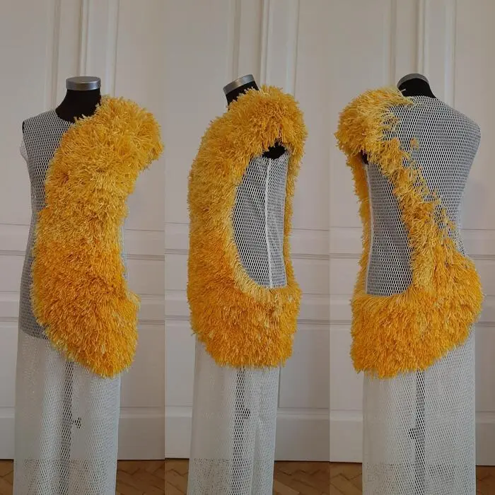 Vom Gemälde zur außergewöhnlichen Mode: Für dieses experimentelle Kleid ließ sich Marlen Sabetzer von einem Werk ihres Vaters mit einem gelben Kreis inspirieren