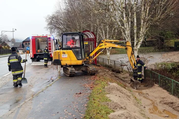 Die Bagger beseitigen Geröll und Schlamm