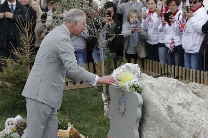 An der Gedenkstätte gedachte Charles der rund 300 Menschen, die bei der Erdbebenserie im August 2016 in der Region um Amatrice gestorben waren.