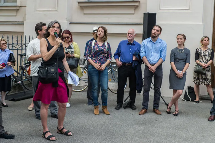 Daniela Grabe vom "Verein für Gedenkkultur" hat die Veranstaltung organisiert. Insgesamt wurden in Graz schon mehr als 110 Stolpersteine verlegt - immer dort, wo die Nazi-Opfer gelebt oder gearbeitet haben.