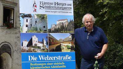 Vereinsobmann Günther Schmid präsentiert die neue Wanderkarte
