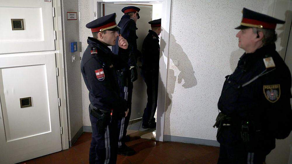 Polizeibeamte vor der Wohnung in der Laxenburger Straße in Wien-Favoriten, in der zwei männliche Leichen aufgefunden wurden
