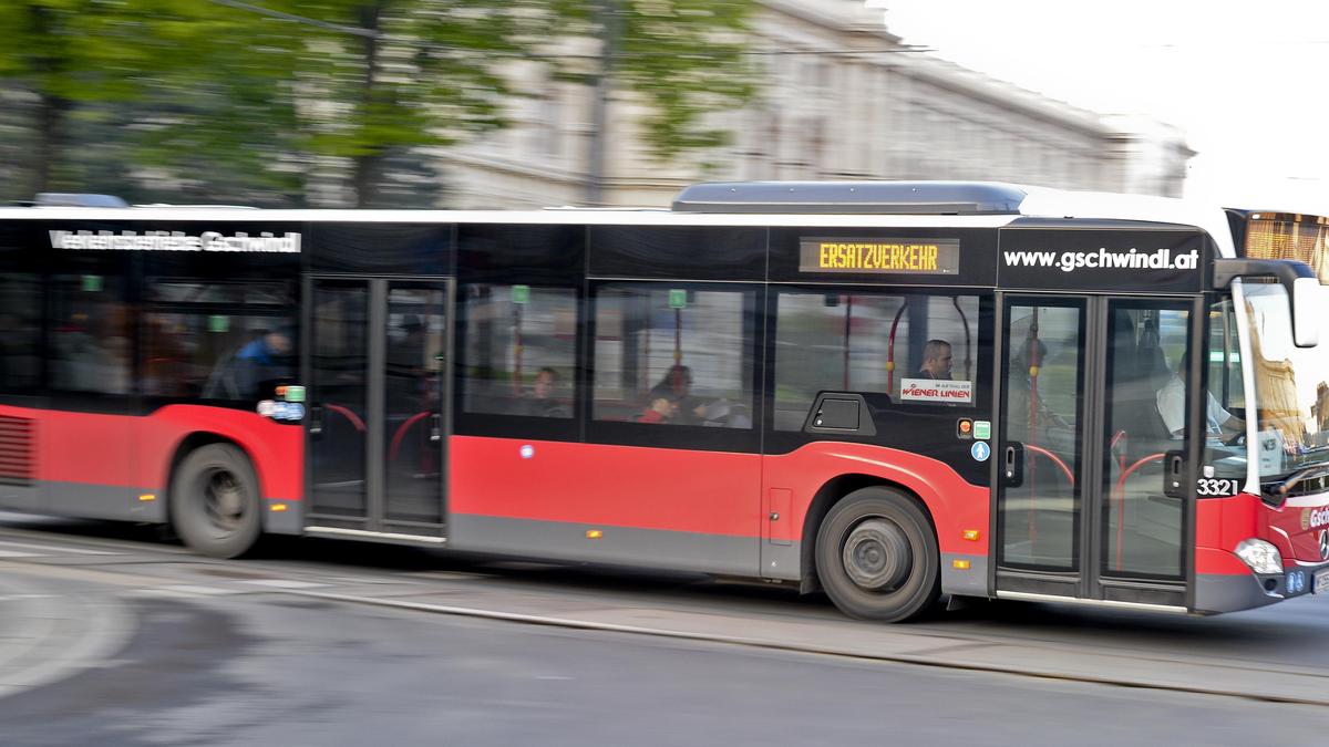 Der Linienbus wurde bei dem Unfall beschädigt | Symbolbild