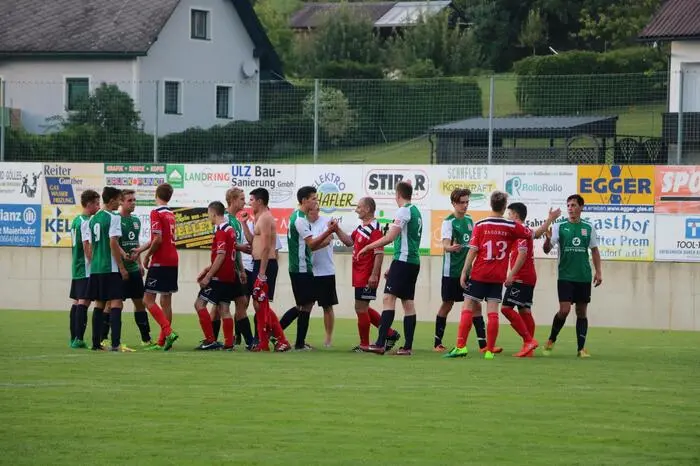 Nach dem fairen Spiel diskutierten die Spieler beider Teams noch über das Spiel.