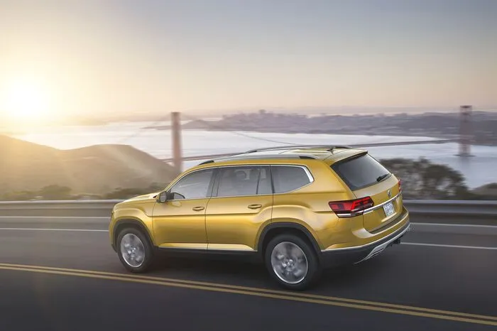 Der Atlas erschließt ein wichtiges Segment für die Marke: Midsize-SUV, wie die Amerikaner sie nennen, machten im Jahr 2015 bereits ein Zehntel aller Neuzulassungen in den USA aus – und in dieser Liga hatten die Wolfsburger nichts anzubieten.