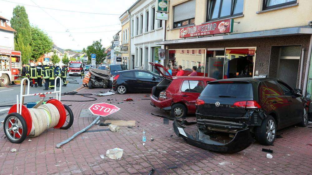Ein 26-jähriger Mann erlitt am Steuer seines Autos eine &quot;medizinische Notsituation&quot; und raste am Mittwochabend ungebremst durch eine mit Geschäften gesäumte Straße in der Innenstadt von Saarwellingen