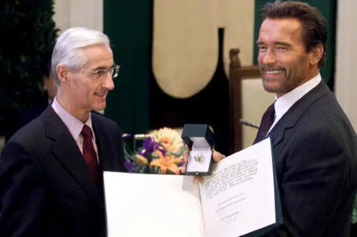 1999 erhielt Arnold Schwarzenegger von Stingl den Ehrenring der Stadt.